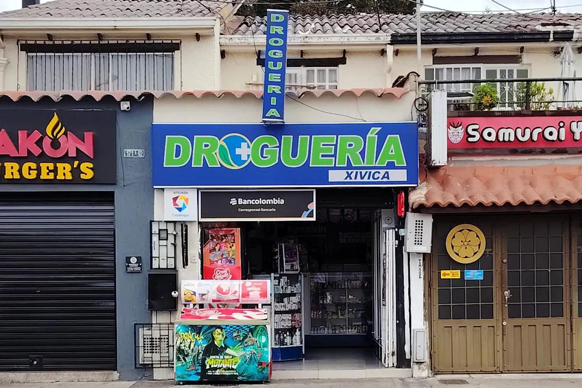 Droguería Xivica en Villa del Prado vista desde la calle, con el aviso azul sobre la puerta