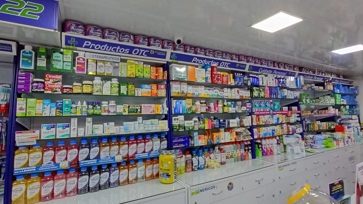Anaqueles de la sede Tejares del Norte con productos de venta libre y fitoterapéuticos, sobre gabinetes blancos
